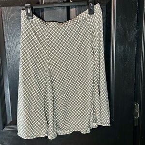 Max Studio Skirt Size M Gray White Dots Stretch Casual  Elastic Waist